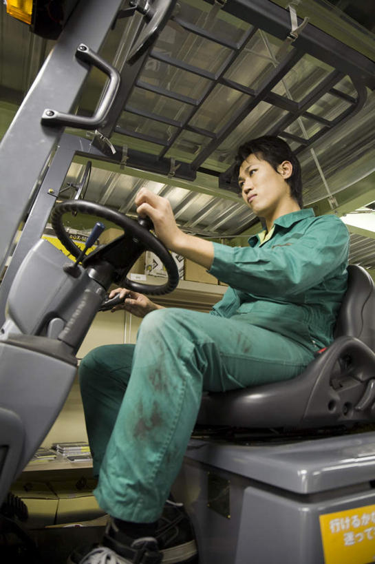 东方人,一个人,机修工,工程师,工厂,坐,竖图,室内,白天,侧面,卡车,汽车,亚洲,仅一个男性,仅一个人,一辆,阴影,服装,光线,瓷砖,地砖,影子,纸箱,地面,注视,休闲装,黄种人,车,工人,仅一个年轻男性,两个,衣服,箱子,交通工具,观察,开车,看,休闲,休闲服,服饰,观看,铲车,察看,关注,包装箱,男人,男性,年轻男性,亚洲人,机械师,机修工人,技师,坐着,彩图,全身,工地,制造厂