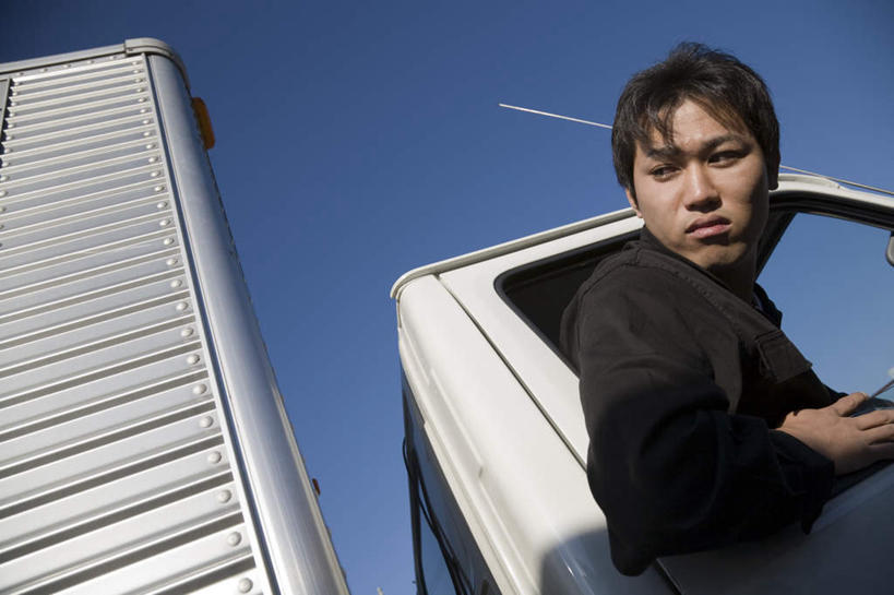 东方人,一个人,机修工,工程师,工厂,坐,横图,室外,白天,仰视,卡车,亚洲,仅一个男性,仅一个人,一辆,阴影,服装,光线,影子,集装箱,注视,休闲装,黄种人,工人,仅一个年轻男性,衣服,蓝色,蓝天,天空,阳光,天,观察,驾驶,开车,看,转头,休闲,休闲服,服饰,集装箱车,转身,晴朗,观看,货车,察看,关注,货运车,万里无云,男人,男性,年轻男性,亚洲人,机械师,机修工人,晴空,晴空万里,载重汽车,技师,坐着,半身,彩图,低角度拍摄,工地,制造厂