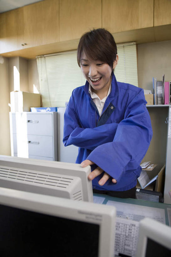 东方人,一个人,商务人士,商务女性,工厂,站,笑,摸,微笑,露齿笑,竖图,室内,白天,正面,电脑,显示器,鼠标,键盘,柜子,桌子,亚洲,仅一个年轻女性,仅一个女性,仅一个人,抚摸,阴影,套装,服装,光线,网络,材料,档案,文件,影子,办公桌,墙,注视,休闲装,黄种人,输入设备,通讯设备,墙壁,墙面,衣服,手稿,资料,橱柜,按,观察,看,站着,张嘴,休闲,休闲服,台式电脑,服饰,观看,证明,三台,察看,关注,文档,通信设备,商务装,张大嘴巴,工薪阶层,输出设备,年轻女性,女人,女性,亚洲人,白领,上班族,张开嘴,触摸,接触,站立,半身,彩图,工地,制造厂