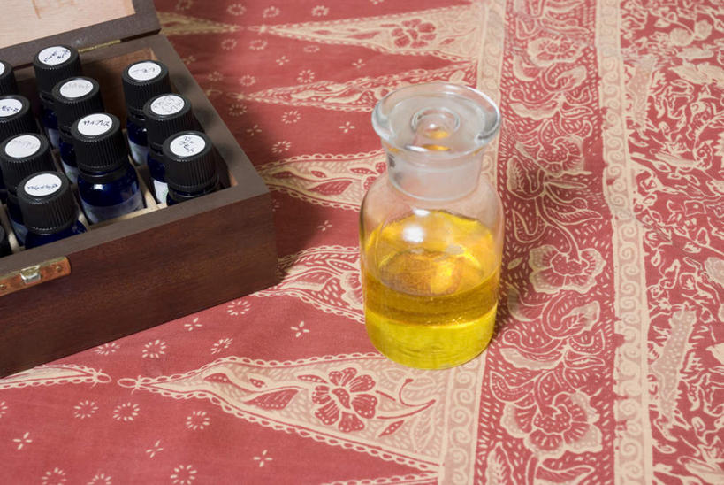 无人,横图,俯视,室内,特写,白天,地毯,一排,阴影,花纹,整齐,装饰,编织,光线,影子,手工艺品,织物,玻璃制品,排列,黄色,玻璃瓶,精油,瓶子,香薰,工艺品,放松,芳香疗法,华丽,修饰,点缀,队列,舒心,舒缓,香薰精油,养颜,衬托,美观,雅致,雅观,减压,香薰疗法,植物精油,彩图,高角度拍摄