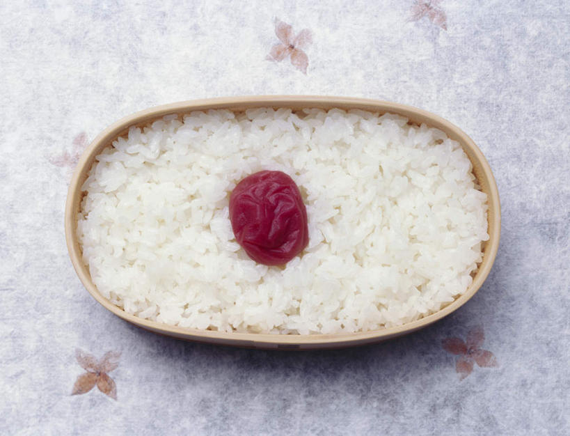 米饭,无人,横图,俯视,室内,特写,白天,烹饪,桌面,桌子,礼盒,礼物,水果,阴影,新鲜,光线,木制,饭盒,影子,纸盒,生食,日本料理,料理,食品,果实,饭,酸梅,菜肴,美食,盒子,食物,一个,包装盒,木制品,礼品盒,日式料理,青梅,日式,礼品,佳肴,有机食品,绿色食品,单个,五谷,梅子,果梅,彩图,高角度拍摄