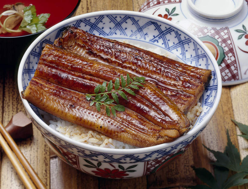 海鲜,米饭,鳗鱼,无人,横图,俯视,室内,特写,白天,烹饪,筷子,桌面,桌子,蔬菜,餐具,许多,阴影,新鲜,光线,木制,鱼,影子,陶瓷,葱,青葱,日本料理,料理,食品,陶瓷制品,饭,文化,传统,水产,菜肴,美食,食物,木制品,容器,碗,日式料理,日式,佳肴,有机食品,绿色食品,储藏,礼节,五谷,储存,海产品,礼仪,咸鱼,腌制食品,进餐用具,烹调用具,彩图,高角度拍摄,贮存