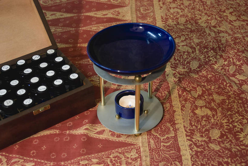 无人,横图,俯视,室内,特写,白天,地毯,阴影,装饰,编织,光线,影子,纸盒,手工艺品,织物,玻璃制品,盒子,排列,一个,包装盒,玻璃瓶,精油,瓶子,香薰,工艺品,放松,芳香疗法,单个,华丽,修饰,点缀,队列,舒心,舒缓,香薰精油,养颜,衬托,美观,雅致,雅观,减压,香薰疗法,植物精油,秤,彩图,高角度拍摄