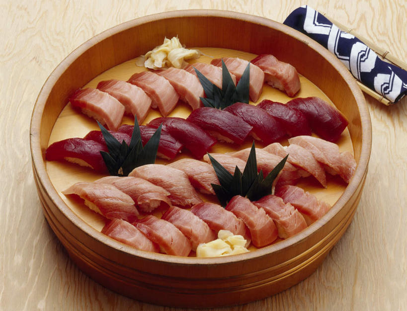 海鲜,蒸笼,无人,横图,俯视,室内,特写,白天,烹饪,餐桌,桌子,厨具,叶子,阴影,竹制,光线,鱼,影子,日本料理,料理,食品,绿叶,三片,水产,菜肴,美食,鱼类,海洋生物,食物,日式料理,日式,嫩叶,佳肴,餐台,竹制品,水生动物,海产品,笼屉,水生物,海底动物,鳕鱼,烹饪用具,鳘鱼,南极美露鳕,叶,叶片,烹调用具,烹调,彩图,高角度拍摄