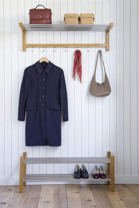 无人,竖图,室内,白天,正面,地板,礼盒,礼物,鞋子,阴影,服装,光线,包,公文包,头巾,头饰,影子,支架,纸盒,墙,地面,两双,木地板,架子,墙壁,墙面,盒子,两个,衣服,包装盒,背包,礼品盒,礼品,公事包,鞋架,彩图