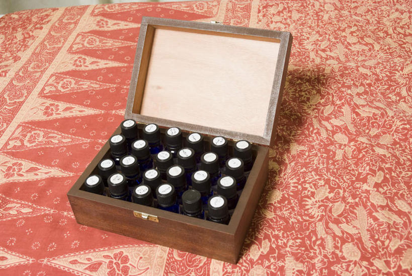 无人,横图,俯视,室内,白天,餐桌,桌子,礼盒,礼物,一排,阴影,整齐,光线,影子,纸盒,玻璃制品,盒子,排列,包装盒,玻璃瓶,精油,瓶子,香薰,礼品盒,放松,芳香疗法,摄影,礼品,影棚,餐台,队列,舒心,舒缓,香薰精油,养颜,减压,香薰疗法,植物精油,彩图,高角度拍摄,影棚拍摄,拍摄