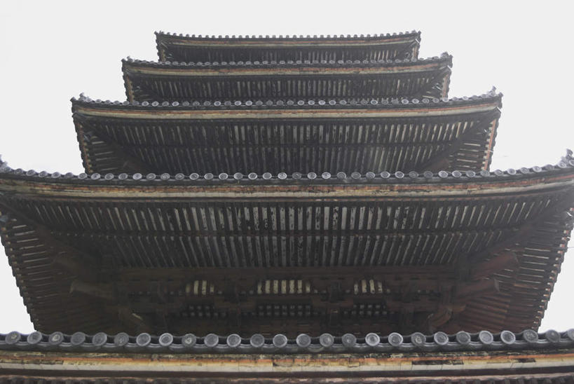 无人,寺庙,横图,室外,白天,仰视,旅游,度假,标志建筑,建筑,京都,日本,亚洲,阴影,节日,光线,瓦片,影子,屋檐,云,云朵,建筑群,燃烧,云彩,文化,娱乐,建设,檐,蓝色,白云,蓝天,天空,阳光,香火,庙宇,天,祈祷,享受,休闲,健康,放松,许愿,宗教,信仰,京都府,晴朗,纪念,祈求,东亚,本州,本州岛,日本国,近畿地方,近畿,仁和寺,平安,晴空,彩图,低角度拍摄,庙,寺