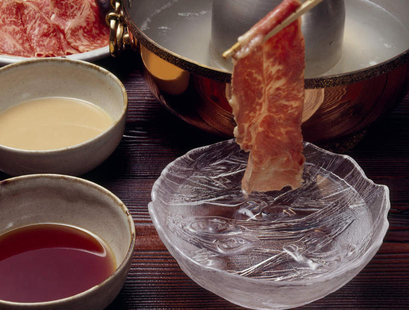 无人,横图,俯视,室内,特写,白天,烹饪,桌面,桌子,餐具,厨具,金属制品,切片,阴影,光线,金属,木制,锅子,影子,陶瓷,调料,酱料,酱汁,肉,佐料,日本料理,牛肉,料理,食品,陶瓷制品,调味品,调味料,蘸料,锅,火锅,酱,菜肴,美食,肉类,食物,木制品,容器,碗,日式料理,日式,佳肴,锅具,储藏,储存,肉食,烹饪用具,暖锅,进餐用具,烹调用具,烹调,彩图,高角度拍摄,贮存