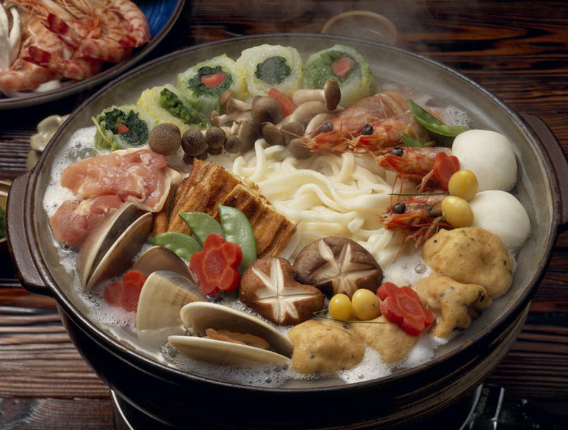 海鲜,面食,面条,无人,横图,俯视,室内,特写,白天,烹饪,桌面,桌子,蔬菜,餐具,阴影,新鲜,光线,木制,砂锅,影子,大白菜,菌菇,鸡肉,面,肉,虾,日本料理,料理,食品,菌类,白菜,火锅,水产,沙锅,菜肴,美食,肉类,海洋生物,食物,木制品,日式料理,日式,乌冬面,食用菌,佳肴,有机食品,绿色食品,水生动物,海产品,水生物,肉食,海底动物,斑节对虾,斑节虾,滑子菇,珍珠菇,滑菇,日本对虾,竹节虾,暖锅,乌龙面,胶菜,镳菜,进餐用具,烹调用具,彩图,高角度拍摄