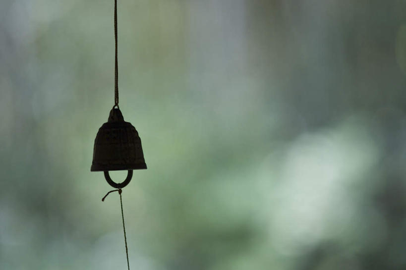 无人,横图,室外,特写,白天,正面,幸福,运气,风铃,悬挂,朦胧,模糊,一个,绳子,祈祷,祈福,警示,许愿,单个,绳索,祈求,吉祥,平和,问候,警惕,思念,想念,玉振,幸运,占风铎,彩图