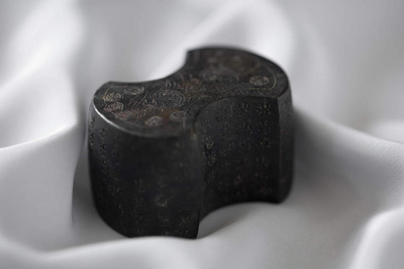 无人,横图,俯视,室内,特写,白天,阴影,花纹,装饰,光线,影子,一个,单个,古董,华丽,修饰,点缀,衬托,美观,雅致,雅观,镇纸,压尺,镇尺,纸镇,彩图,高角度拍摄