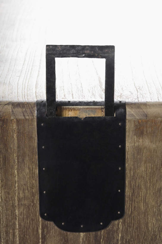 无人,竖图,室内,特写,白天,白色背景,正面,阴影,光线,木制,木盒,影子,把手,木制品,容器,摄影,影棚,古董,储藏,储存,拉手,彩图,影棚拍摄,拍摄,贮存