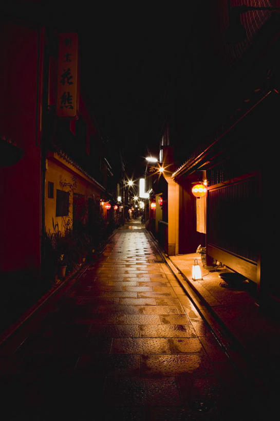 无人,家,竖图,室外,夜晚,正面,石头,道路,路,照明,京都,日本,亚洲,阴影,装饰,光线,灯笼,石子,影子,纸灯笼,房屋,屋子,小路,灯光,交通,楼房,住宅,灯具,京都府,华丽,修饰,照亮,点缀,照明设备,东亚,本州,本州岛,日本国,近畿地方,近畿,衬托,美观,雅致,雅观,祗园,石块,彩图,房子