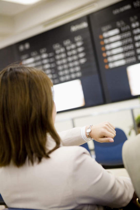 东方人,一个人,商务人士,商务女性,机场,坐,竖图,室外,白天,显示器,飞机场,亚洲,仅一个年轻女性,仅一个女性,仅一个人,套装,时间,屏幕,时钟,手表,计时,注视,黄种人,显示屏,背面,钟表,观察,看,表,观看,腕表,察看,关注,商务装,工薪阶层,输出设备,航班时刻表,年轻女性,女人,女性,亚洲人,白领,上班族,钟,坐着,半身,彩图