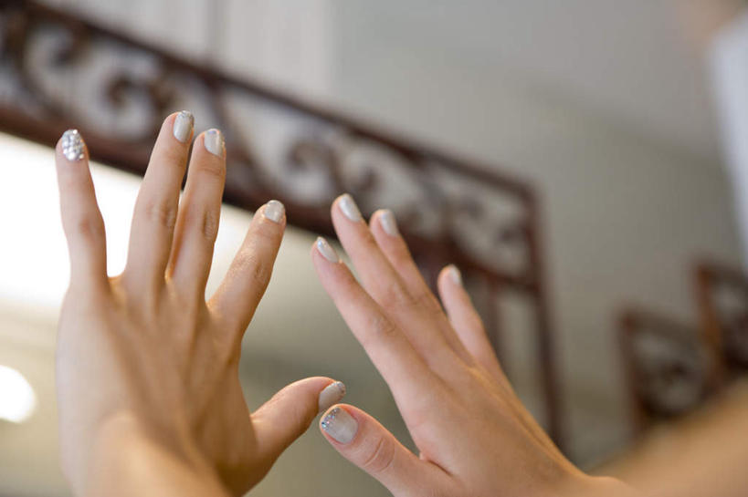 东方人,手,指甲,一个人,站,横图,室内,白天,仰视,亚洲,仅一个年轻女性,仅一个女性,仅一个人,展开,张开,阴影,装饰,光线,影子,指甲油,注视,黄种人,观察,看,站着,手部,观看,华丽,修饰,点缀,察看,关注,衬托,美观,雅致,雅观,年轻女性,女人,女性,亚洲人,手指甲,站立,半身,彩图,低角度拍摄