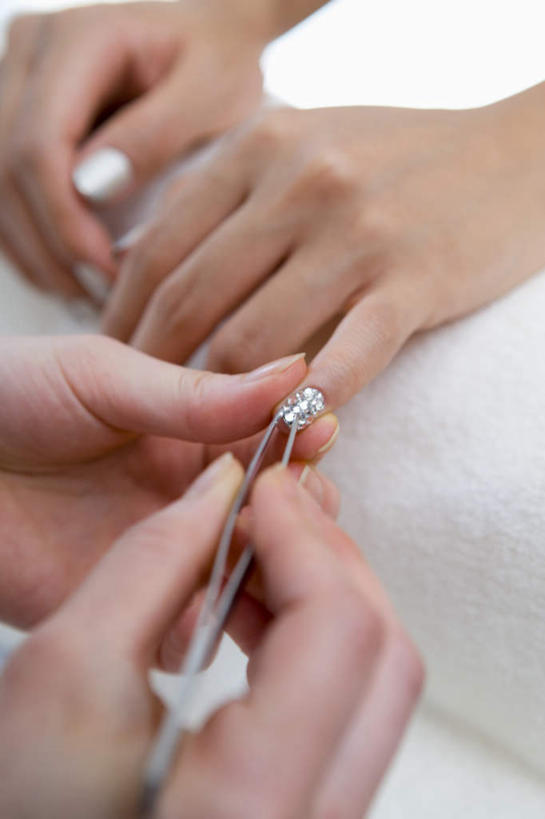 东方人,手,两个人,服务员,坐,竖图,俯视,室内,特写,白天,爱情,美容,奢侈,珠宝,亚洲,阴影,装饰,光线,矿石,镊子,影子,拿,拿着,注视,黄种人,钻石,观察,看,手部,手指,观看,美甲店,金刚石,昂贵,华丽,修饰,坚硬,点缀,贵重,察看,宝石,关注,坚定,信念,衬托,美观,雅致,雅观,软垫,约定,宝贵,年轻女性,女人,女性,亚洲人,服务生,侍者,坐着,半身,彩图,高角度拍摄