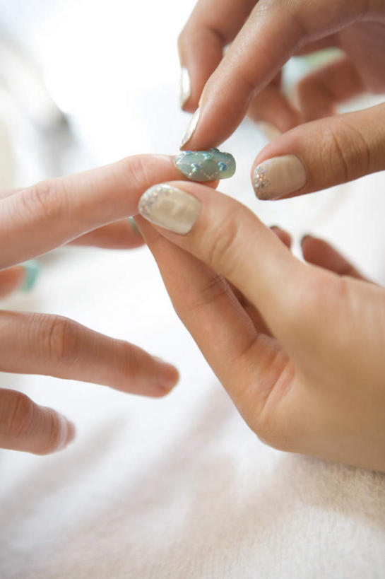 东方人,手,指甲,两个人,服务员,坐,竖图,室内,特写,白天,正面,爱情,奢侈,珠宝,亚洲,阴影,朦胧,模糊,装饰,光线,矿石,影子,拿,指甲油,拿着,注视,黄种人,钻石,观察,看,手部,观看,美甲店,金刚石,昂贵,华丽,修饰,坚硬,点缀,贵重,察看,宝石,关注,坚定,信念,衬托,美观,雅致,雅观,约定,宝贵,年轻女性,女人,女性,亚洲人,手指甲,服务生,侍者,坐着,半身,彩图