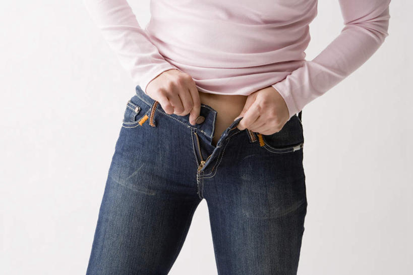 东方人,一个人,站,横图,室内,白天,白色背景,正面,亚洲,仅一个年轻女性,仅一个女性,仅一个人,阴影,服装,裤子,光线,影子,拿,拿着,注视,牛仔裤,休闲装,黄种人,纽扣,衣服,观察,看,站着,休闲,休闲服,摄影,服饰,拉链,影棚,观看,钮扣,察看,关注,年轻女性,女人,女性,亚洲人,站立,半身,彩图,影棚拍摄,拍摄