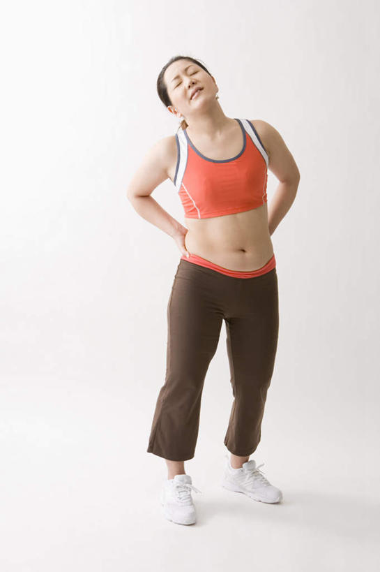 东方人,一个人,站,竖图,室内,白天,正面,亚洲,仅一个年轻女性,仅一个女性,仅一个人,阴影,服装,光线,影子,注视,休闲装,黄种人,手叉腰,衣服,叉腰,观察,看,站着,休闲,休闲服,服饰,观看,察看,双手叉腰,关注,年轻女性,女人,女性,亚洲人,站立,彩图,全身