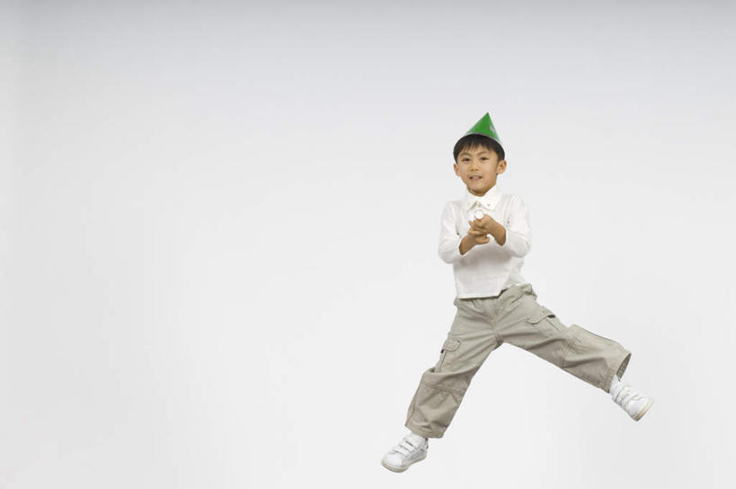 东方人,儿童,一个人,跳,横图,室内,白天,白色背景,正面,纯洁,帽子,亚洲,仅一个男性,仅一个人,戴,纸质,服装,半空,拿,拿着,注视,休闲装,黄种人,生日帽,小孩,衣服,观察,看,仅一个小孩,休闲,日本人,休闲服,可爱,童年,童趣,摄影,服饰,影棚,观看,戴着,察看,小丑帽,关注,拉炮,童真,烂漫,无邪,三角帽,狂欢帽,派对帽,聚会帽,纸帽,天真,男孩,男人,男性,亚洲人,孩子,跳跃,彩图,全身,影棚拍摄,拍摄,男生