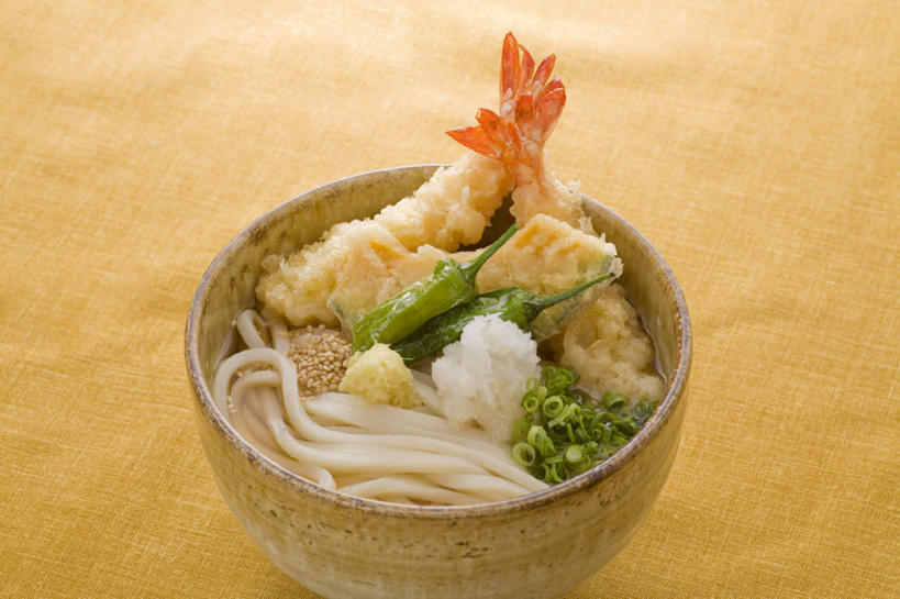 海鲜,面食,面条,无人,横图,俯视,室内,特写,白天,烹饪,辣椒,蔬菜,餐具,葱,青葱,面,天妇罗,虾,油炸,日本料理,料理,食品,水产,葱末,菜肴,美食,食物,碗,日式料理,日式,乌冬面,佳肴,海产品,辣角,红海椒,大椒,辣虎,广椒,乌龙面,进餐用具,烹调用具,辣子,红辣椒,海椒,番椒,彩图,高角度拍摄