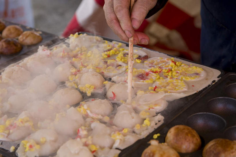 东方人,手,一个人,站,横图,俯视,室内,特写,白天,烹饪,雾,亚洲,仅一个女性,仅一个人,一排,许多,握,沸腾,朦胧,模糊,整齐,蒸汽,牙签,日本料理,料理,食品,水蒸气,拿,拿着,黄种人,菜肴,美食,食物,排列,日式料理,站着,仅一个中年女性,日式,手部,握着,佳肴,单手,队列,蒸发,章鱼烧,章鱼小丸子,章鱼丸,章鱼丸子,女人,女性,中年女性,亚洲人,站立,半身,彩图,高角度拍摄