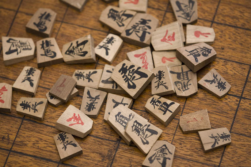 无人,横图,俯视,室内,特写,白天,游戏,快乐,比赛,竞争,静物,一堆,堆叠,堆积,朦胧,模糊,日文,标志,文字,字符,玩,娱乐,标识,象棋,休闲,棋盘,益智,活动,堆,发泄,消遣,智力,宣泄,日语,将棋,日本象棋,玩耍,嬉戏,彩图,高角度拍摄