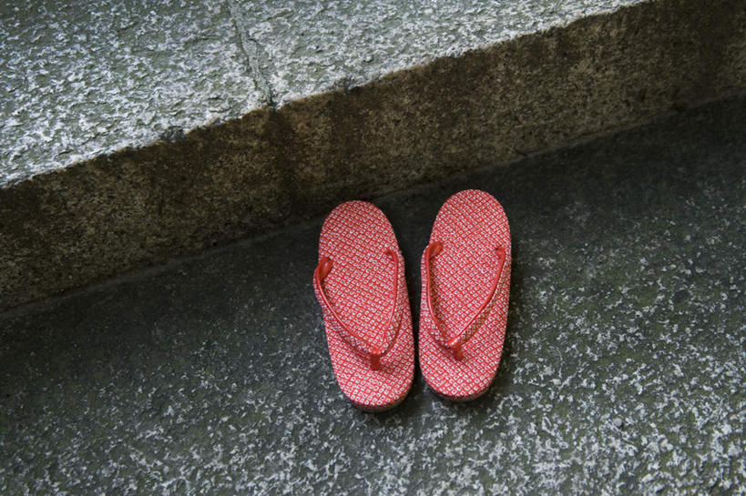无人,横图,俯视,室内,白天,凉鞋,楼梯,静物,一双,阶梯,台阶,红色,彩图,高角度拍摄,夹趾拖鞋,人字拖,人字拖鞋