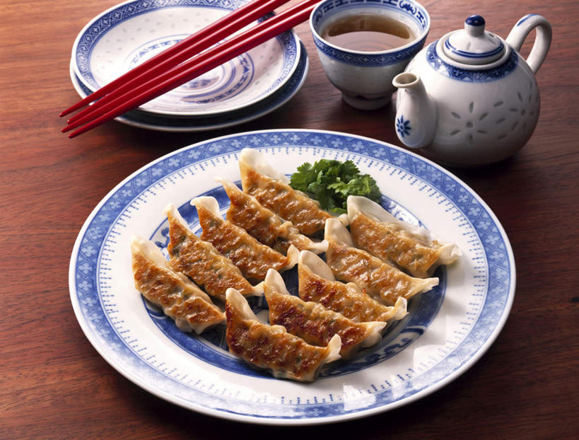 面食,无人,横图,俯视,室内,特写,白天,烹饪,中餐,幸福,茶,筷子,餐具,一排,许多,整齐,碟子,壶,盘,茶叶,料理,食品,饺子,面点,两双,文化,娱乐,传统,小吃,水壶,食物,排列,盘子,茶壶,碟,享受,休闲,温馨,中式,放松,乐趣,礼节,提神,舒适,队列,醒脑,礼仪,水饺,进餐用具,彩图,高角度拍摄