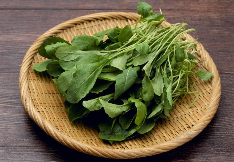 无人,交叉,横图,俯视,室内,特写,白天,竹子,蔬菜,一堆,许多,堆叠,堆积,竹制,新鲜,编织,篮子,食品,食物,一个,竹篮,摄影,有机食品,绿色食品,影棚,单个,竹条,堆,交织,竹制品,芝麻菜,德国芥菜,芸芥,紫花南芥,穿插,彩图,高角度拍摄,影棚拍摄,拍摄