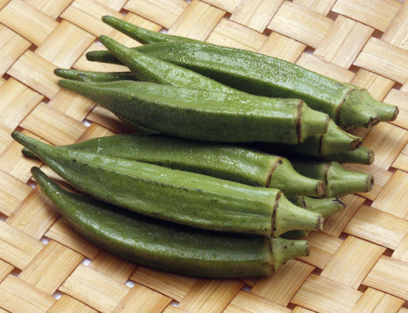 无人,交叉,横图,俯视,室内,特写,白天,白色背景,竹子,蔬菜,一堆,堆叠,堆积,竹制,新鲜,编织,篮子,秋葵,食品,食物,竹篮,摄影,有机食品,绿色食品,影棚,竹条,堆,交织,竹制品,毛茄,羊角豆,黄秋葵,咖啡黄葵,穿插,彩图,高角度拍摄,影棚拍摄,拍摄