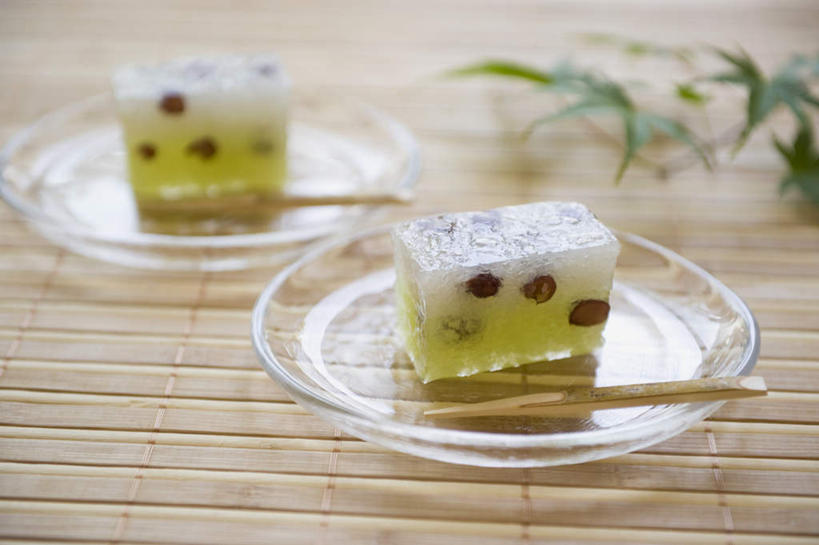 点心,无人,横图,俯视,室内,特写,白天,餐具,叶子,朦胧,模糊,红豆,绿茶,抹茶,食品,甜点,甜品,绿叶,切块,竹签,食物,糕点,绿色,碗,甜食,嫩叶,叶,叶片,进餐用具,烹调用具,彩图,高角度拍摄