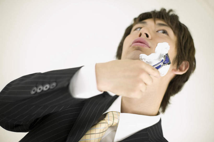 东方人,一个人,商务人士,商务男性,站,横图,室内,白天,白色背景,仰视,衬衫,亚洲,仅一个男性,仅一个人,套装,泡沫,剃须刀,拿,拿着,注视,黄种人,仅一个年轻男性,观察,看,站着,摄影,影棚,观看,察看,关注,商务装,工薪阶层,剃须泡沫,男人,男性,年轻男性,亚洲人,白领,上班族,站立,半身,彩图,低角度拍摄,影棚拍摄,衬衣,拍摄