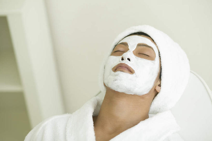 东方人,一个人,坐,闭眼,竖图,俯视,室内,白天,按摩,化妆,美容,亚洲,仅一个男性,仅一个人,护肤,朦胧,模糊,美白,黄种人,仅一个年轻男性,化妆品,清洁,保养,享受,休闲,面膜,放松,去角质,SPA水疗,保健,温泉浴场,保湿,滋润,护肤品,去死皮,舒缓,养颜,膏状,膏状面膜,去污,控油,紧肤,嫩肤,祛痘,去痘,祛角质,抗衰,再生,增白,补水,祛斑,抗皱,防皱,除皱,去皱,男人,男性,年轻男性,亚洲人,矿泉疗养地,闭眼睛,闭着眼,闭着眼睛,坐着,半身,彩图,高角度拍摄,水疗