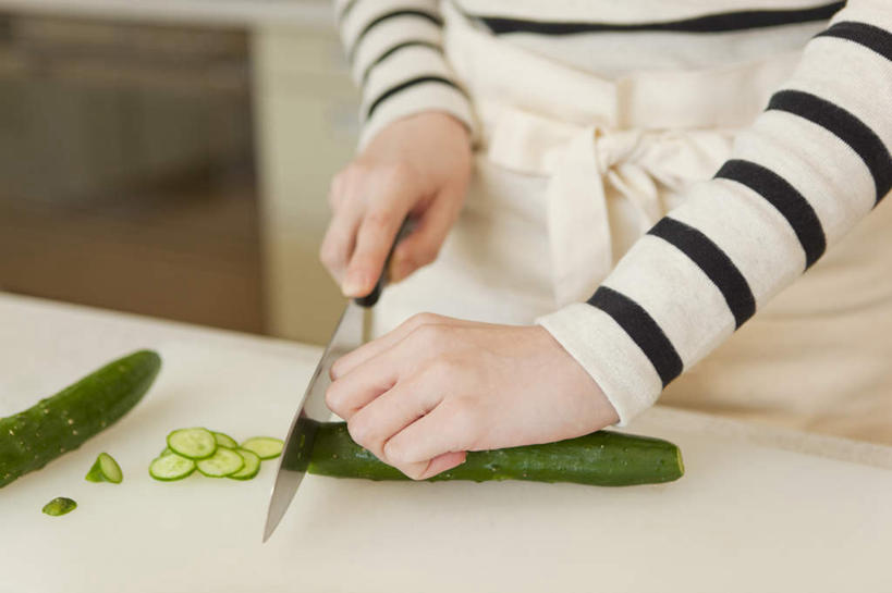 东方人,一个人,站,横图,俯视,室内,白天,厨房,黄瓜,蔬菜,亚洲,仅一个年轻女性,仅一个女性,仅一个人,切开,朦胧,模糊,新鲜,食品,刀具,拿,拿着,黄种人,食物,切,站着,日本人,有机食品,绿色食品,小刀,剖面,切面,年轻女性,女人,女性,亚洲人,青瓜,胡瓜,站立,半身,彩图,高角度拍摄,灶间,料理台
