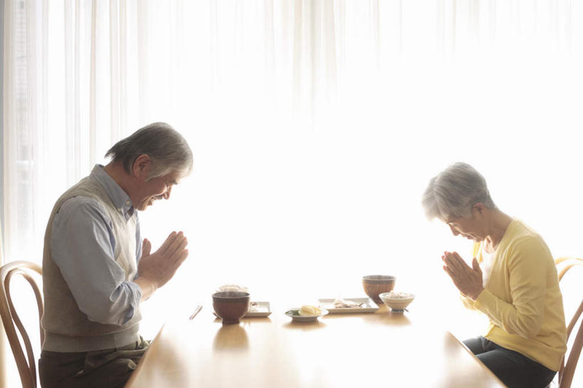 米饭,东方人,两个人,夫妻,餐厅,坐,横图,室内,白天,侧面,爱情,餐桌,窗帘,桌子,餐具,亚洲,朦胧,模糊,装饰,食品,饭,浪漫,祝福,黄种人,食物,虔诚,帘子,碗,祈祷,双手合十,日本人,遮阳,恩爱,恋人,餐台,华丽,修饰,点缀,五谷,感谢,合十礼,合掌礼,合十,莲华合掌,感恩,衬托,美观,雅致,雅观,老年男性,老年女性,男人,男性,女人,女性,亚洲人,夫妇,情侣,进餐用具,烹调用具,坐着,半身,彩图,伴侣