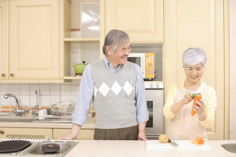 东方人,两个人,夫妻,站,横图,室内,白天,正面,爱情,厨房,萝卜,胡萝卜,蔬菜,土豆,亚洲,新鲜,工具,水槽,水龙头,食品,浪漫,拿,拿着,扭头,注视,黄种人,砧板,食物,刀,观察,看,站着,转头,日本人,恩爱,恋人,有机食品,绿色食品,观看,察看,关注,削皮器,老年男性,老年女性,男人,男性,女人,女性,亚洲人,情侣,芋艿,洋芋,山药蛋,马铃薯,红萝卜,甘荀,站立,半身,彩图,灶间,伴侣