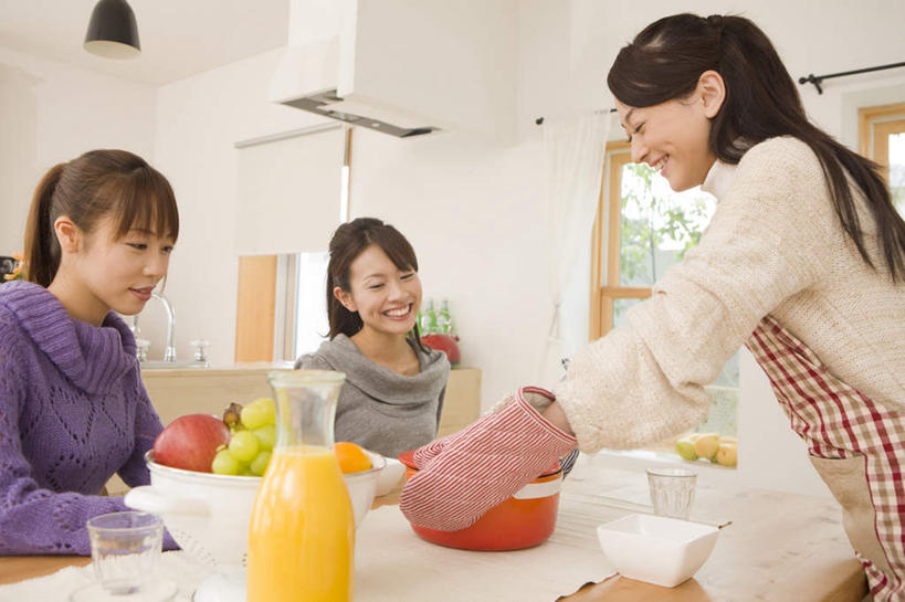 东方人,三个人,伙伴,朋友,坐,笑,微笑,露齿笑,横图,室内,白天,正面,友谊,餐桌,桌子,葡萄,餐具,水果,亚洲,戴,食品,拿,微波炉手套,拿着,注视,黄种人,锅,玻璃制品,食物,玻璃瓶,瓶子,手套,观察,看,日本人,餐台,观看,戴着,察看,关注,友情,年轻女性,女人,女性,亚洲人,进餐用具,烹调用具,山葫芦,蒲桃,草龙珠,坐着,半身,彩图