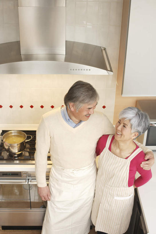 东方人,两个人,夫妻,站,抱,笑,微笑,露齿笑,竖图,俯视,室内,白天,爱情,厨房,亚洲,浪漫,黄种人,相视,站着,面对面,日本人,恩爱,恋人,油烟机,抱着,对视,搂着,相对,相看,老年男性,老年女性,男人,男性,女人,女性,亚洲人,情侣,搂,搂抱,站立,半身,彩图,高角度拍摄,灶间,伴侣