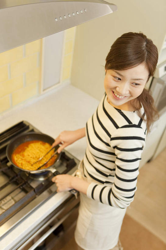 面食,面条,东方人,一个人,站,竖图,俯视,室内,白天,厨房,筷子,亚洲,仅一个年轻女性,仅一个女性,仅一个人,煤气灶,面,拿,拿着,扭头,注视,黄种人,锅,观察,看,站着,转头,日本人,观看,察看,关注,年轻女性,女人,女性,亚洲人,站立,半身,彩图,高角度拍摄,灶间