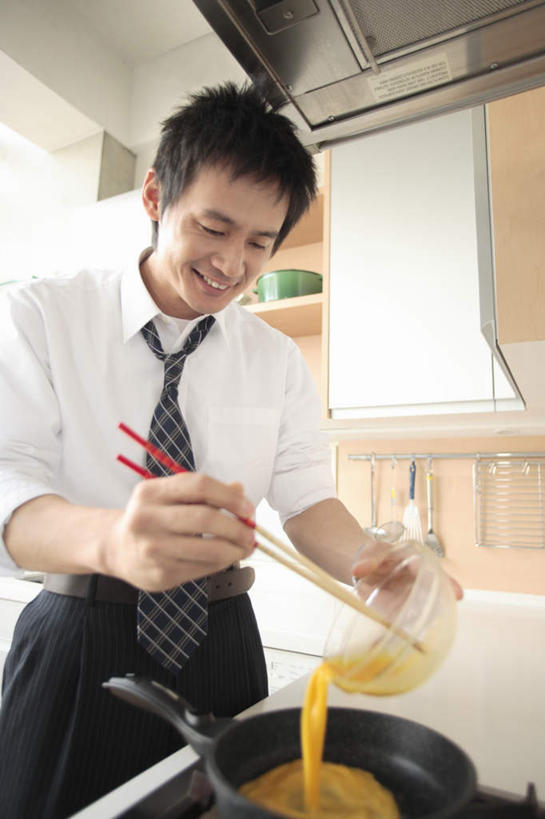 东方人,一个人,商务人士,商务男性,站,竖图,室内,白天,正面,衬衫,厨房,筷子,餐具,亚洲,仅一个男性,仅一个人,套装,炒锅,蛋,鸡蛋,拿,拿着,注视,黄种人,仅一个年轻男性,观察,看,站着,日本人,观看,察看,关注,商务装,工薪阶层,草鸡蛋,男人,男性,年轻男性,亚洲人,白领,上班族,进餐用具,烹调用具,站立,半身,彩图,衬衣,灶间