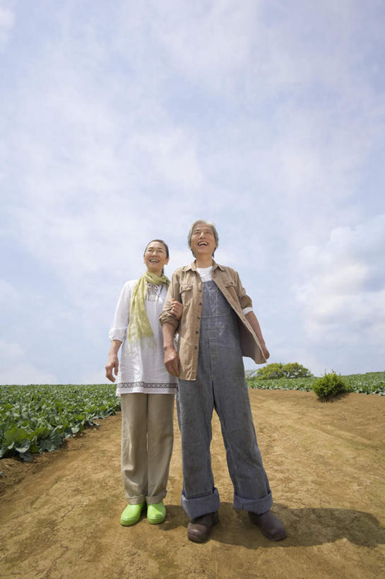东方人,两个人,夫妻,农田,站,握手,笑,微笑,露齿笑,竖图,室外,白天,正面,爱情,庄稼,蔬菜,椰菜,卷心菜,亚洲,云,云朵,浪漫,云彩,注视,黄种人,蓝色,白云,蓝天,天空,天,观察,看,站着,日本人,恩爱,恋人,观看,察看,关注,老年男性,老年女性,男人,男性,女人,女性,亚洲人,情侣,结球甘蓝,甘兰,包心菜,搀手,拉手,手拉手,手握手,站立,彩图,全身,耕地,庄稼田,伴侣