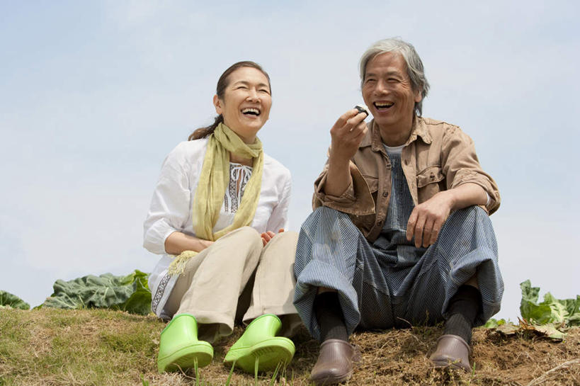 东方人,两个人,夫妻,农田,坐,笑,微笑,露齿笑,横图,室外,白天,正面,爱情,庄稼,亚洲,浪漫,注视,黄种人,观察,看,日本人,恩爱,恋人,观看,察看,关注,老年男性,老年女性,男人,男性,女人,女性,亚洲人,情侣,坐着,彩图,全身,耕地,庄稼田,伴侣