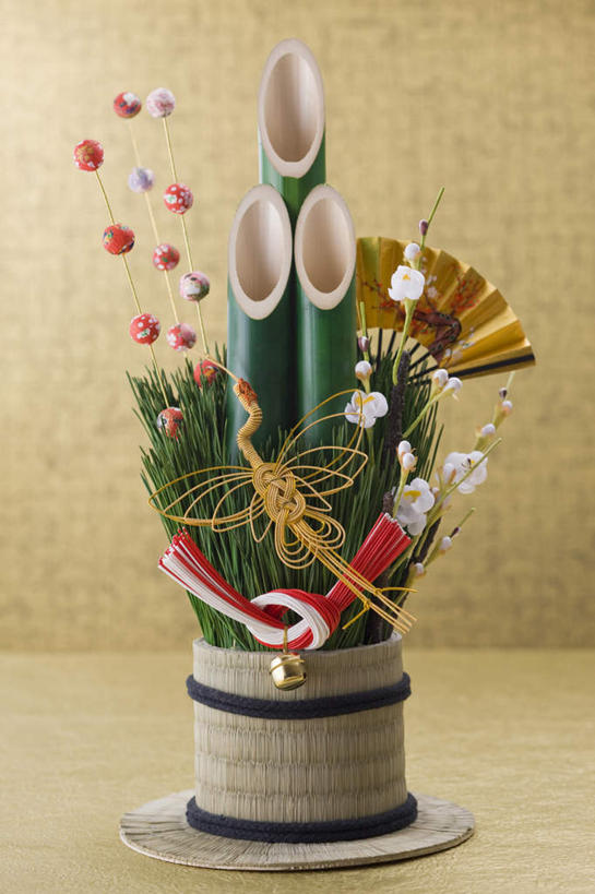 无人,竖图,室内,特写,白天,正面,静物,黄色背景,装饰,丝绸,丝带,缎带,绸带,摄影,影棚,华丽,修饰,点缀,门松,衬托,美观,雅致,雅观,长寿,彩图,影棚拍摄,拍摄