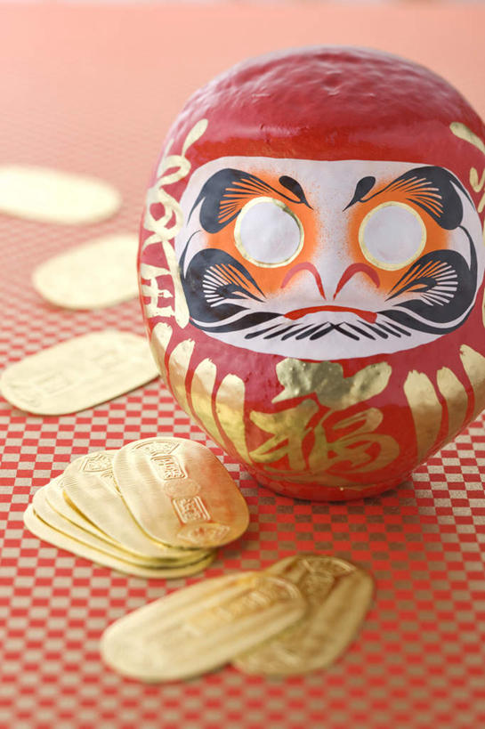 无人,竖图,俯视,室内,特写,白天,钱,朦胧,模糊,装饰,钱币,娃娃,祝福,文化,传统,一个,饰品,祈祷,祈福,健康,许愿,金融,摄影,影棚,经济,单个,纪念,祈求,吉祥,流通,贸易,达摩不倒翁,好运,平安,货币,现金,硬币,彩图,高角度拍摄,影棚拍摄,拍摄