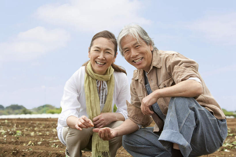 东方人,两个人,夫妻,农田,蹲,笑,微笑,露齿笑,竖图,室外,白天,正面,爱情,庄稼,农作物,叶子,亚洲,一条,装饰,云,云朵,绿叶,浪漫,云彩,黄种人,蓝色,白云,蓝天,天空,围巾,天,温暖,日本人,嫩叶,恩爱,恋人,围脖,保暖,华丽,点缀,御寒,衬托,美观,雅致,雅观,老年男性,老年女性,男人,男性,女人,女性,亚洲人,情侣,叶,叶片,蹲着,半身,彩图,耕地,庄稼田,伴侣