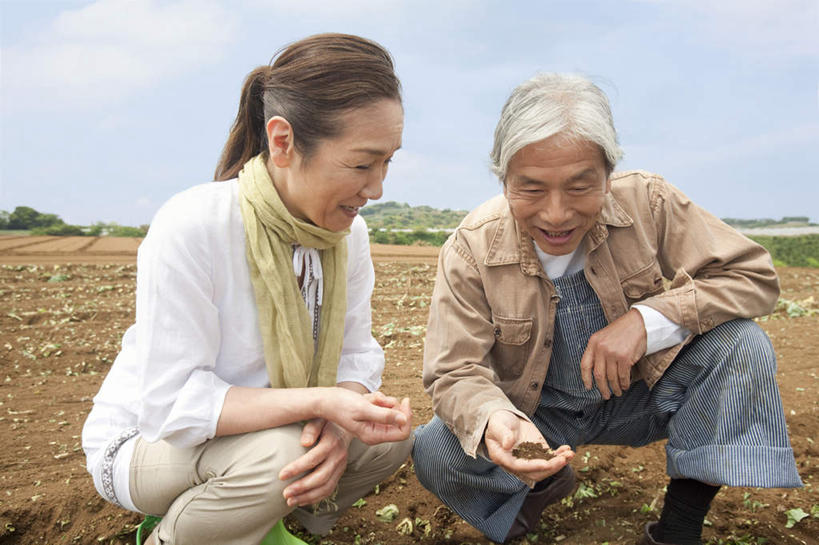 东方人,手,两个人,夫妻,农田,蹲,捧,说,横图,室外,白天,正面,爱情,庄稼,亚洲,泥土,云,云朵,浪漫,云彩,注视,黄种人,蓝色,白云,蓝天,天空,天,观察,看,日本人,手部,恩爱,恋人,观看,察看,关注,交流,老年男性,老年女性,男人,男性,女人,女性,亚洲人,情侣,端,端着,蹲着,沟通,讲话,交谈,捧着,手捧,说话,谈话,半身,彩图,耕地,庄稼田,伴侣