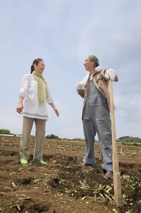 东方人,两个人,夫妻,农田,站,说,竖图,室外,白天,仰视,爱情,庄稼,亚洲,一条,铲子,纺织物,云,云朵,浪漫,拿,云彩,拿着,黄种人,相视,白云,天空,毛巾,天,清洁,站着,面对面,日本人,恩爱,恋人,对视,保暖,相对,透气,防水,相看,储水,耐磨,吸水,交流,老年男性,老年女性,男人,男性,女人,女性,亚洲人,情侣,沟通,讲话,交谈,说话,谈话,站立,彩图,低角度拍摄,全身,耕地,庄稼田,伴侣