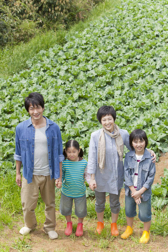 东方人,四个人,家庭,母亲,父亲,女儿,儿子,农田,站,笑,微笑,露齿笑,竖图,俯视,室外,白天,纯洁,庄稼,叶子,亚洲,绿叶,注视,黄种人,观察,看,站着,温暖,温馨,父女,母子,一家人,日本人,嫩叶,父爱,可爱,母爱,童年,童趣,观看,和睦,察看,关注,童真,烂漫,无邪,天真,亚洲人,叶,叶片,站立,彩图,高角度拍摄,全身,耕地,庄稼田,融洽,爸爸,妈妈