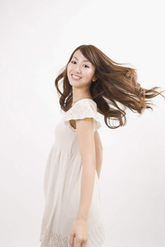 东方人,一个人,站,笑,微笑,露齿笑,竖图,室内,白天,白色背景,侧面,裙子,亚洲,仅一个年轻女性,仅一个女性,仅一个人,注视,黄种人,长裙,观察,看,站着,日本人,摄影,影棚,观看,察看,关注,年轻女性,女人,女性,亚洲人,站立,半身,彩图,影棚拍摄,拍摄